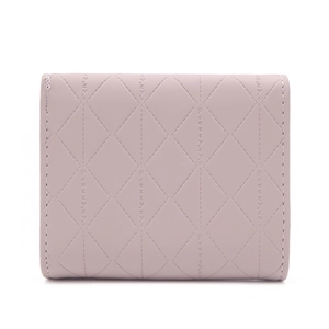 Détail du portefeuille matelassé violet clair avec pendentif feuille et logo gravé