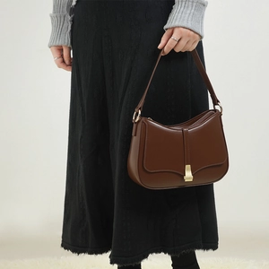 Borsa a tracolla in pelle marrone scuro con fibbia in metallo dorato e doppie tracolle