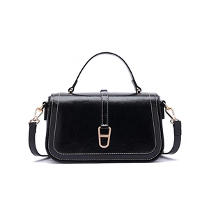 Petit sac bandoulière en cuir noir brillant avec poignée et boucle dorée élégante