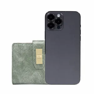 Détails du portefeuille vintage vert clair en cuir PU avec texture craquelée et fermoir