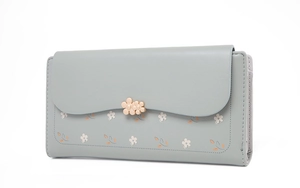 Vista laterale dettagliata del portafoglio in pelle PU blu-grigio con fibbia a fiore