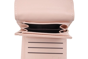 Détail de l'intérieur du portefeuille en cuir PU rose avec poche zippée et fentes