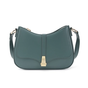 Dettaglio di una borsa a tracolla in pelle PU verde scuro con fibbia in metallo dorato e cuciture