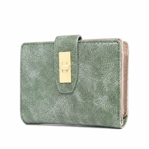 Détail du portefeuille en similicuir vert mousse à texture craquelée et boucle dorée