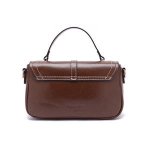 Sac bandoulière minimaliste en cuir marron avec surpiqûres blanches contrastées