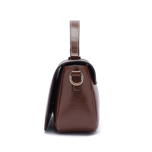 Sac à main bandoulière en similicuir marron avec poignée supérieure et boucles en métal