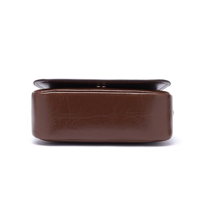 Sac bandoulière minimaliste en cuir marron foncé brillant avec finitions coutures précises