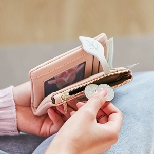 Petit portefeuille rose minimaliste en similicuir pour femme avec breloque feuille