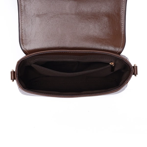 Vue détaillée de l'intérieur du sac bandoulière en cuir PU marron avec ferrures dorées
