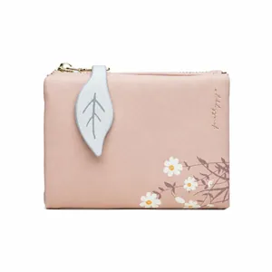 Petit portefeuille rose à motif marguerite et fermeture éclair feuille sur fond blanc