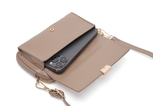 Detailansicht der braunen Leder-Handytasche mit goldenen Hardware-Akzenten