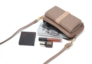 Detailaufnahme des geräumigen Innenraums einer khakifarbenen Stepptasche mit Essentials