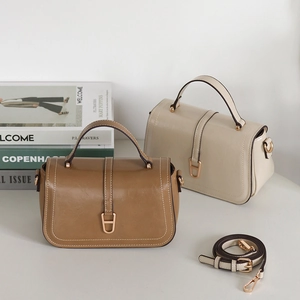 Détails de sacs bandoulière minimalistes de style accordéon avec boucles en métal