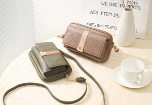 Detail von gesteppten quadratischen Taschen in Oliv und Mocha mit Schultergurten