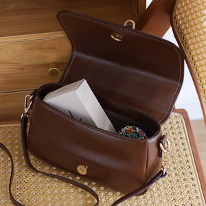 Sac bandoulière en cuir ciré marron avec poche intérieure zippée et fermoir magnétique