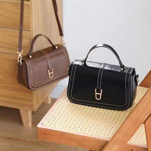 Détail de sacs vintage en similicuir avec boucle en U et surpiqûres blanches