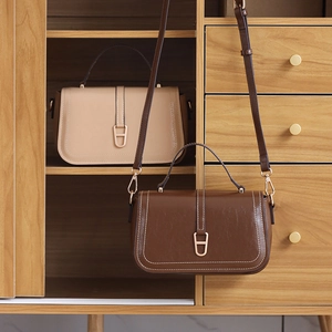 Détails des sacs bandoulière en similicuir marron et beige avec coutures contrastées