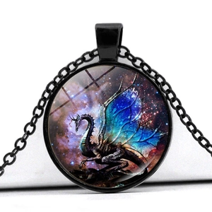 Collier pendentif cabochon dragon avec ailes nébuleuses sur chaîne noire pour femme