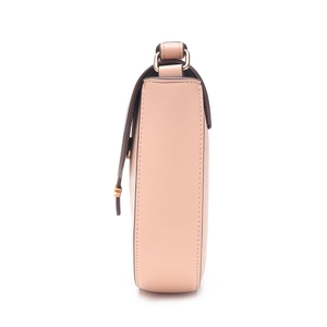 Minimalistische lichtroze crossbodytas van generfd leer met gouden details en halfronde vorm