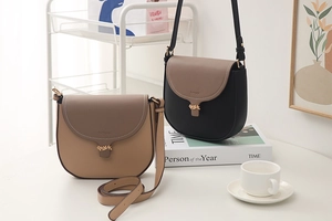 Detailopname van PU-leren crossbodytassen met elegante gouden metalen bladsluitingen
