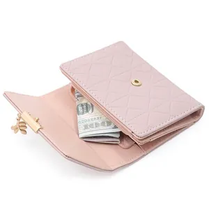 Portefeuille court rose en similicuir avec pendentif feuille et motif matelassé