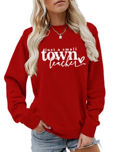 Détail de l'imprimé 'just a small town teacher' et cœur blanc sur un sweat décontracté rouge
