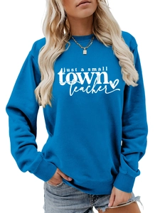 Détail de l'imprimé Just a Small Town Teacher sur un sweat à col rond bleu avec un cœur