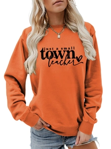 Détail de l'imprimé Just a small town teacher sur un sweat à col rond orange vif