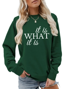 Detail eines dunkelgrünen Sweatshirts mit weißem Aufdruck und gerippten Ärmelbündchen