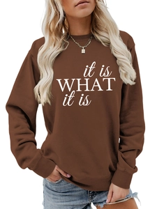 Detail eines braunen Sweatshirts mit weißem Textaufdruck und gerippten Bündchen