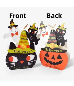 Detail van Halloween snoepdoosjes met cartoon kat en pompoen aan voor- en achterkant