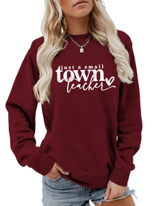 Détail du sweat bordeaux avec texte blanc Just a Small Town Teacher et petit cœur