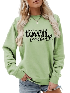 Détail de l'imprimé Just a Small Town Teacher sur le sweat à col rond vert clair