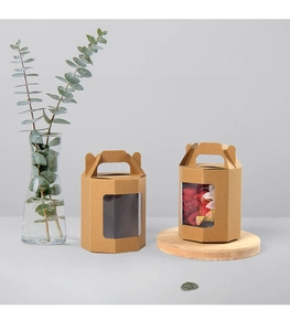 Dettaglio della scatola regalo esagonale in carta kraft con finestra e manico a cuore