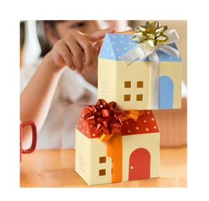 Dettaglio di scatole regalo a forma di casa blu e rossa con finestre e nastri di seta eleganti
