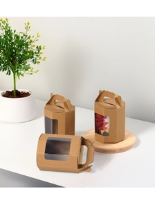 Dettaglio di scatole regalo esagonali in carta kraft marrone con finestra in PVC