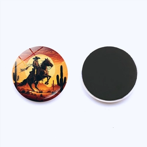 Vista dettagliata fronte e retro della calamita da frigo da 25mm in vetro con silhouette cowboy
