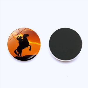 Dettaglio magnete in vetro con silhouette di cowboy e retro magnetico nero lucido