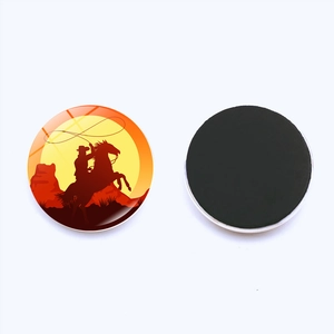 Dettaglio del magnete da frigo in vetro con silhouette da cowboy e retro magnetico