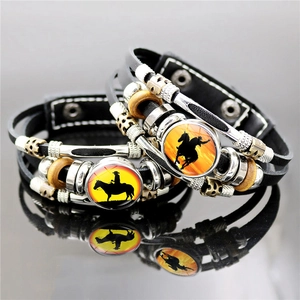 Pulsera de cuero multicapa con colgante de vidrio silueta de vaquero al atardecer