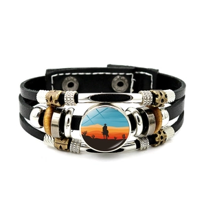 Pulsera punk de cuero trenzado multicapa con silueta de vaquero al atardecer para hombre