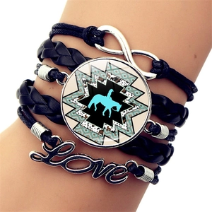 Dettaglio del bracciale multistrato in pelle con simbolo Infinito e sagoma di cowboy