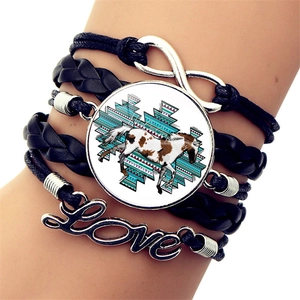 Dettaglio bracciale in pelle a strati con ciondolo cavallo, segno infinito e Love