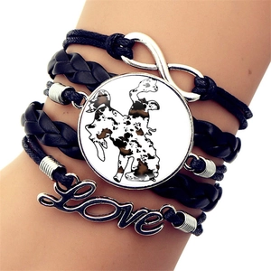 Dettaglio del bracciale multistrato in pelle con simbolo infinito e ciondolo cavallo