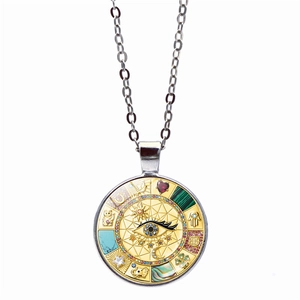 Detailansicht des böhmischen Evil Eye Anhängers mit Glückssymbolen und bunten Zirkonia