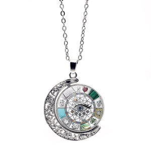 Collier Bohème Evil Eye avec pendentif lune rotatif orné de symboles mystiques et porte-bonheur