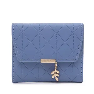 Petit portefeuille bleu pour femme en cuir PU avec motif matelassé et pendentif feuille