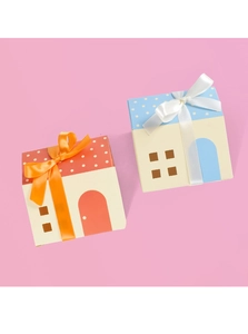 Dettaglio di scatole regalo a castello fiabesco con fiocchi e tetti a pois colorati
