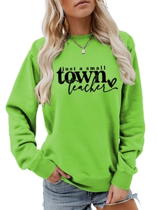 Détail de l'imprimé texte just a small town teacher sur un sweat à col rond vert vif