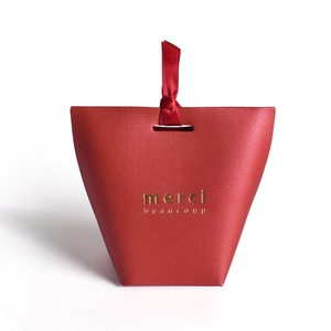 Scatola Regalo per Caramelle Matrimonio in Carta Perlata Rossa Con Nastro di Raso Marrone Merci Beaucoup Oro